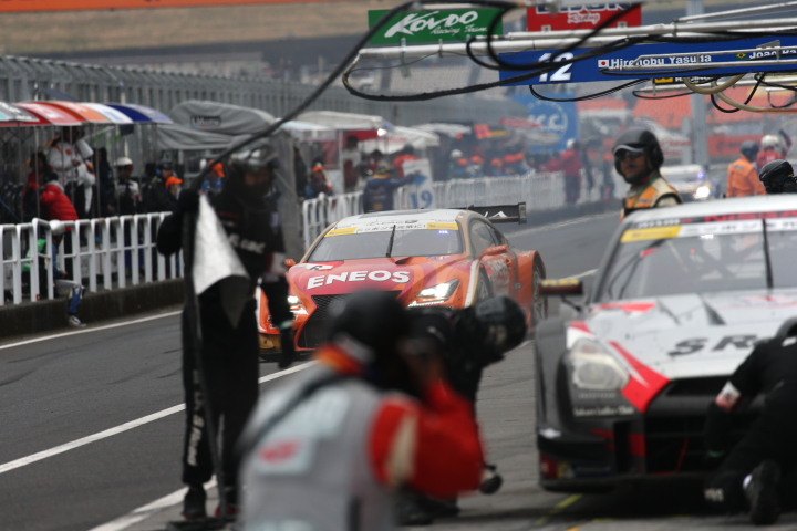決勝レース: ピットアウトする国本雄資（ENEOS SUSTINA RC F）
