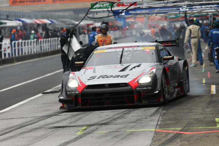 決勝レース: ピットアウトする本山哲（S Road MOLA GT-R）
