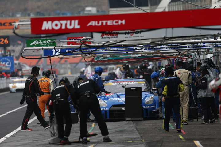 決勝レース: ピットインしドライバーをジョアオ・パオロ・デ・オリベイラから安田裕信にチェンジするカルソニックIMPUL GT-R