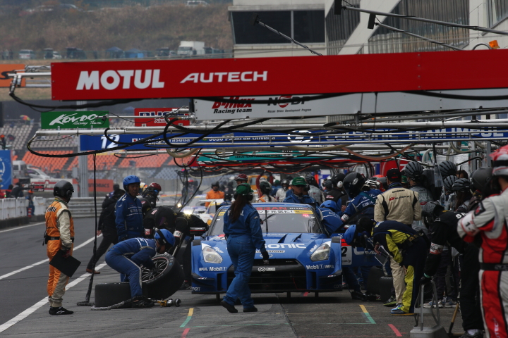 決勝レース: タイヤ交換を行うカルソニックIMPUL GT-R