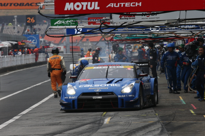 決勝レース: ピットアウトする安田裕信（カルソニックIMPUL GT-R）