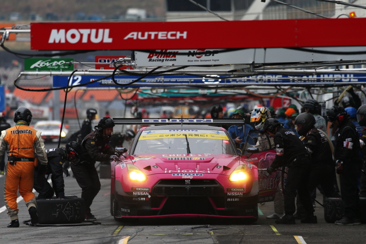 決勝レース: ピットインしドライバーを高森博士から田中勝輝にチェンジするDIJON Racing GT-R
