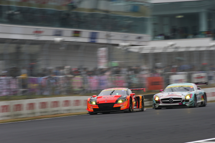 決勝レース: 小林崇志（ARTA CR-Z GT） vs 谷口信輝（グッドスマイル初音ミクSLS）