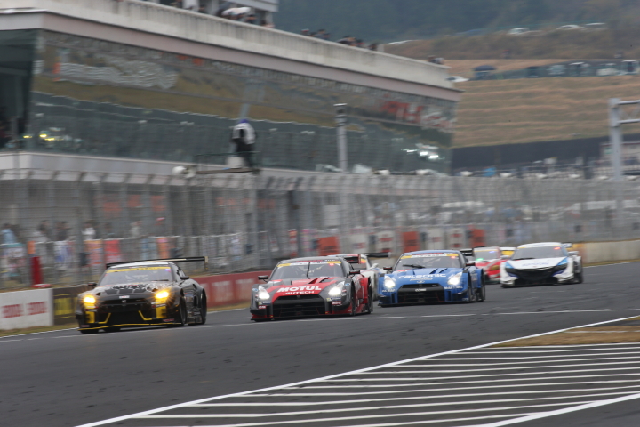 決勝レース: ストレートを駆けるGTマシン