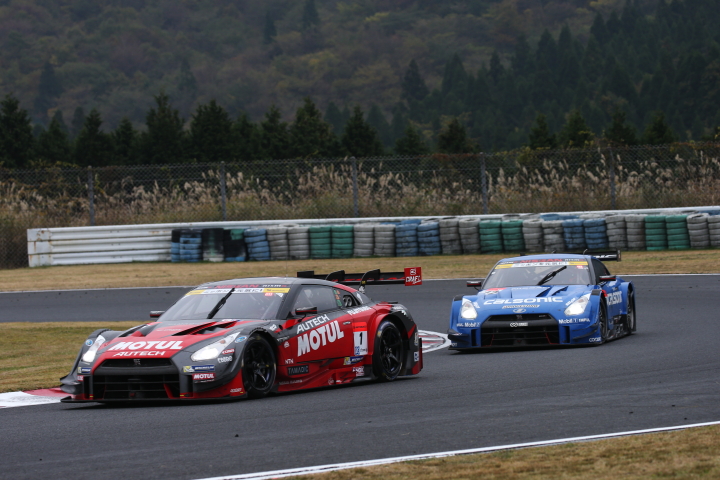 決勝レース: 松田次生（MOTUL AUTECH GT-R） vs 安田裕信（カルソニックIMPUL GT-R）