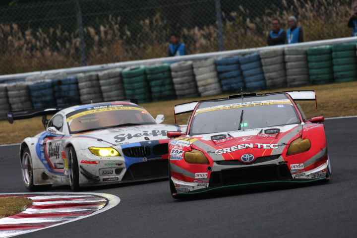 決勝レース: 中山雄一（TOYOTA PRIUS apr GT） vs ヨルグ・ミューラー（Studie BMW Z4）