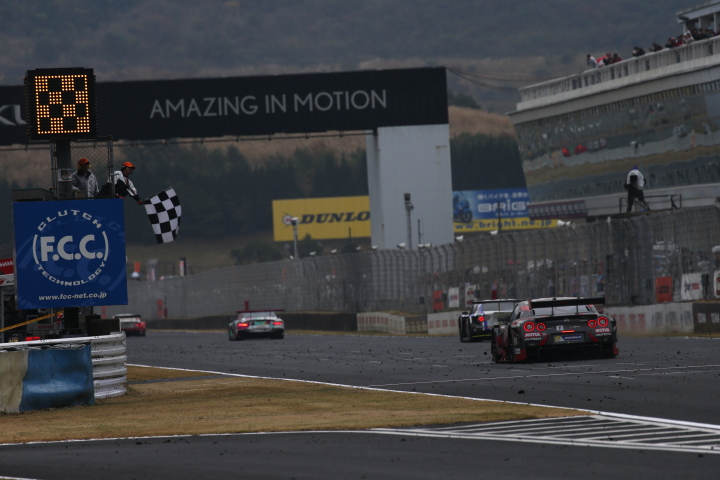 決勝レース: トップでゴールする松田次生（MOTUL AUTECH GT-R）