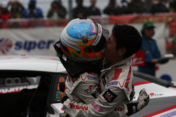 決勝レース: GT300クラスで優勝して抱き合う高星明誠と星野一樹（NDDP RACING）