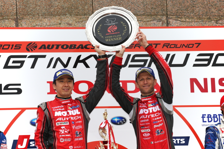 決勝レース: GT500クラスで優勝した松田次生とロニー・クインタレッリ（NISMO）