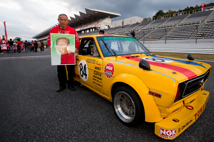 第10戦決勝: SCR練習中に亡くなったかつての名ドライバー早乙女実氏の遺影がホームストレートに掲げられた
