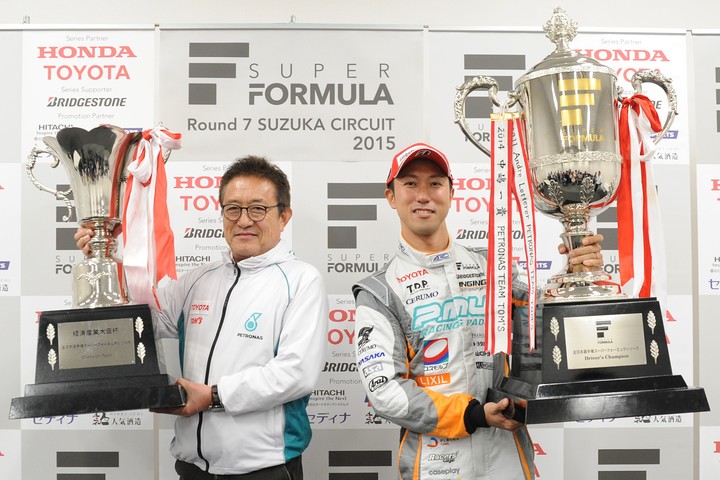 2015シリーズチャンピオンフォトセッション: チームチャンピオンの館信秀監督とドライバーズチャンピオンの石浦宏明