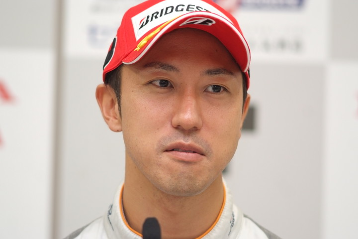 2015シリーズチャンピオン記者会見: ドライバーズチャンピオンを獲得した石浦宏明（P.MU/CERUMO・INGING）