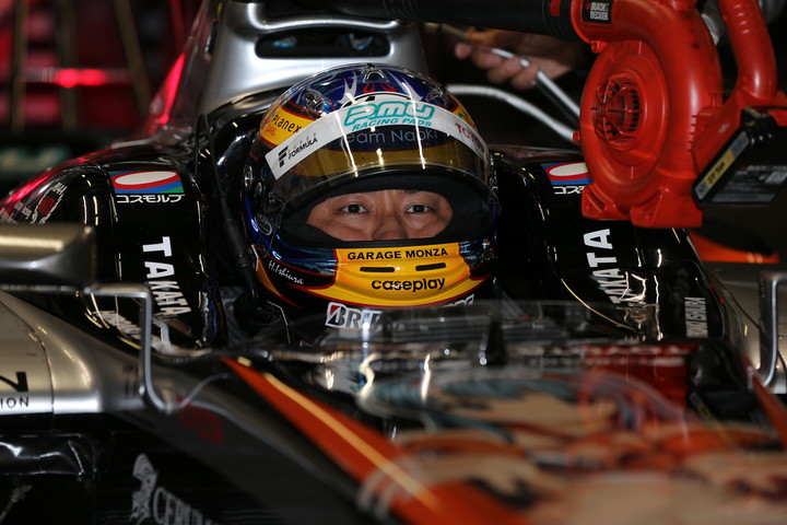 ノックアウト予選: ピットで待機する石浦宏明（P.MU/CERUMO・INGING）