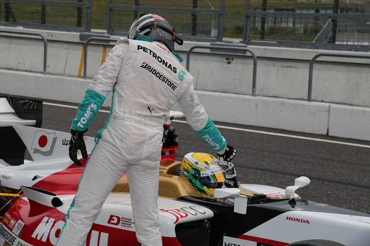 ノックアウト予選: レース2でポールポジションを獲得した山本尚貴を祝福するアンドレ・ロッテラー