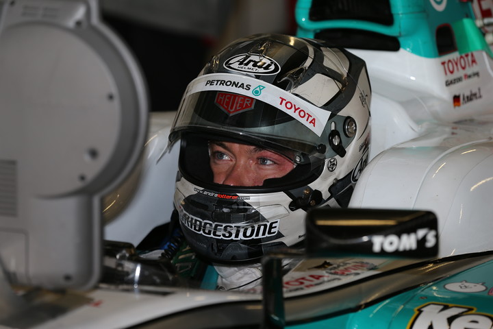 ノックアウト予選: ピットで待機するアンドレ・ロッテラー（PETRONAS TEAM TOM'S）