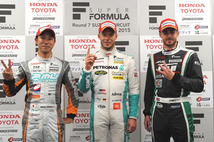 レース1予選フォトセッション: ポールポジション・アンドレ・ロッテラー（中央）、2位・石浦宏明、3位・ジェームス・ロシター