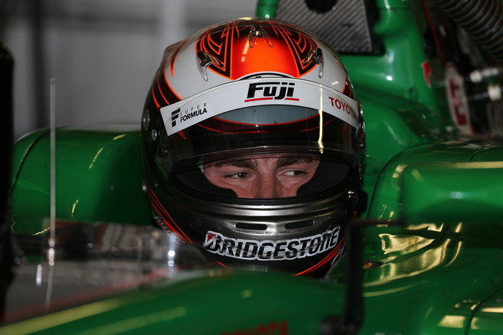 ノックアウト予選: ピットで待機するジェームス・ロシター（KONDO RACING）