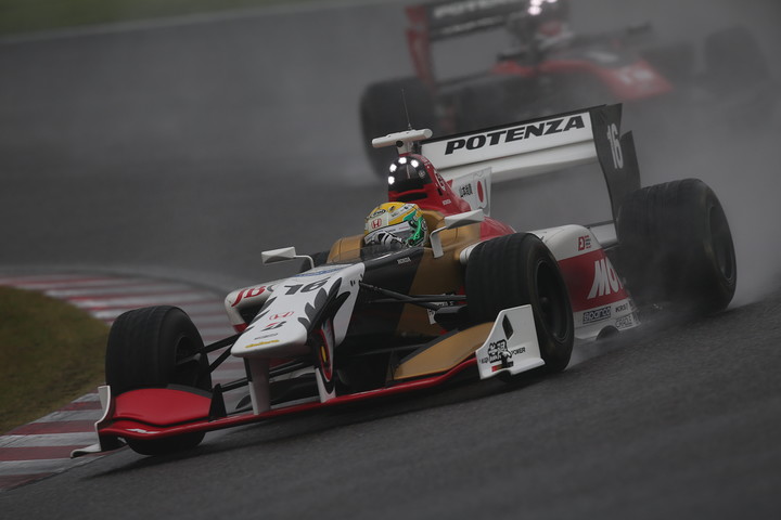 山本尚貴（TEAM 無限SF14）はJPオリベイラと接触しタイヤトラブルのため19周でリタイアした
