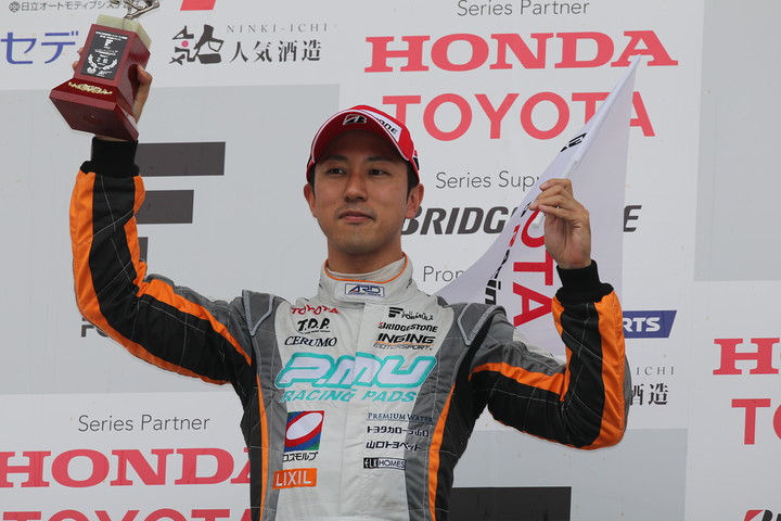 表彰式: 石浦宏明（P.MU/CERUMO・INGING）