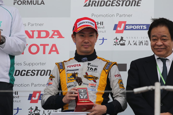 表彰式: 小林可夢偉（KYGNUS SUNOCO Team LeMans）