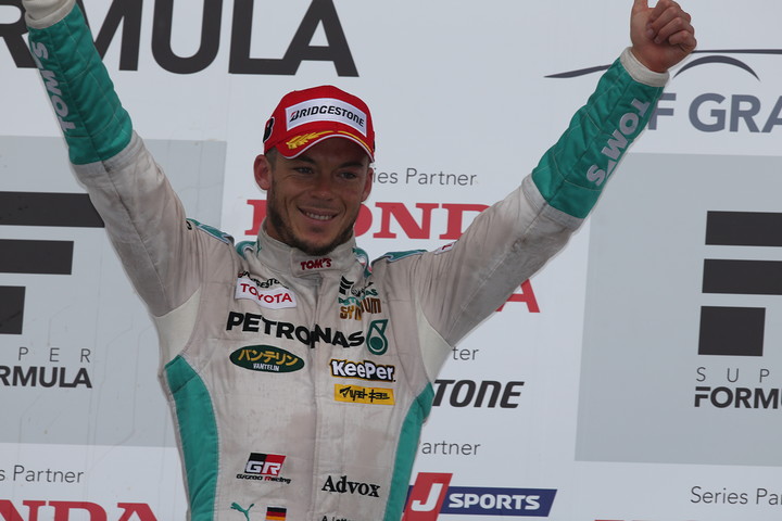 表彰式: アンドレ・ロッテラー（PETRONAS TEAM TOM'S）