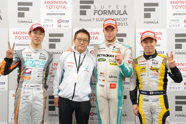 レース1決勝フォトセッション: トップ3と優勝チーム監督