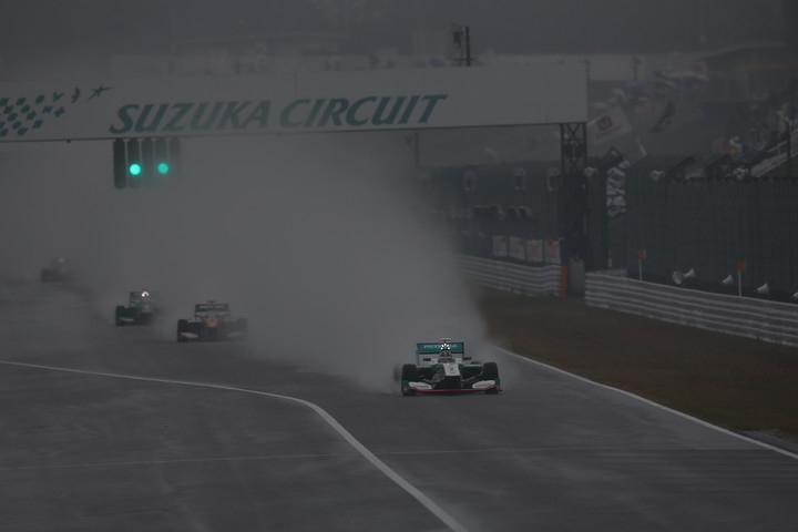 セーフティーカーがピットインしスタートが切られた