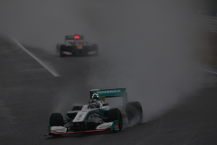 ポールシッターのアンドレ・ロッテラーがトップで1コーナーへ