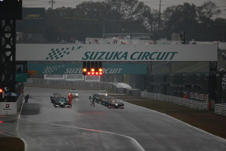 決勝レース2はスタートがディレイされ27周のレースとなった