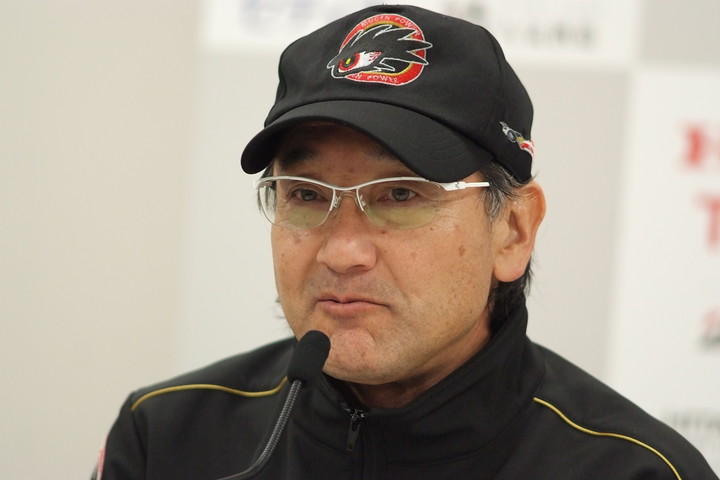 レース2決勝記者会見: 優勝チーム監督の手塚長孝氏（TEAM無限）