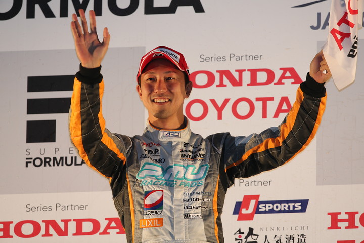 シリーズ表彰式: ドライバーズチャンピオンを獲得した石浦宏明（P.MU/CERUMO・INGING）