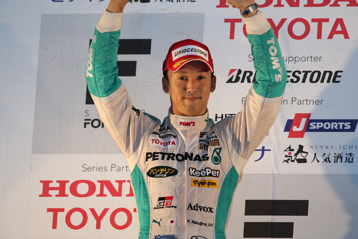 決勝レース2表彰式: 2位の中嶋一貴（PETRONAS TEAM TOM'S）
