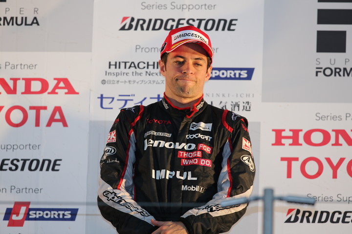 決勝レース2表彰式: 3位のジョアオ・パオロ・デ・オリベイラ（LENOVO TEAM IMPUL）