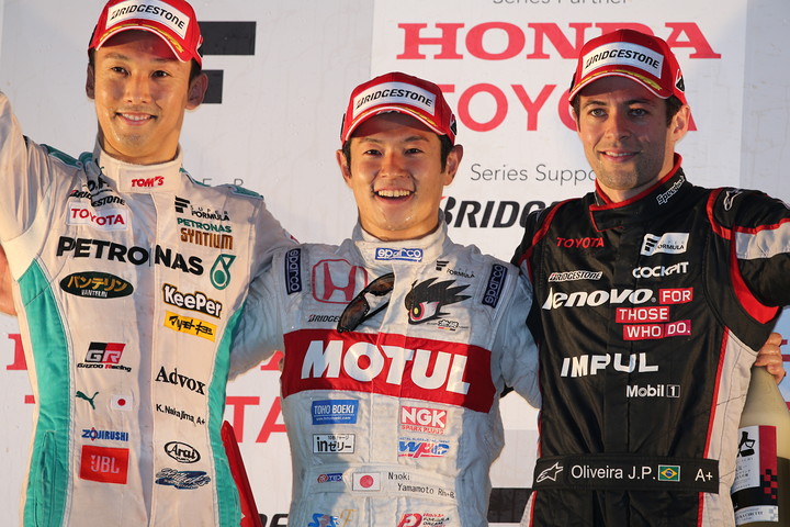 決勝レース2表彰式: 優勝・山本尚貴、2位・中嶋一貴、3位・ジョアオ・パオロ・デ・オリベイラ