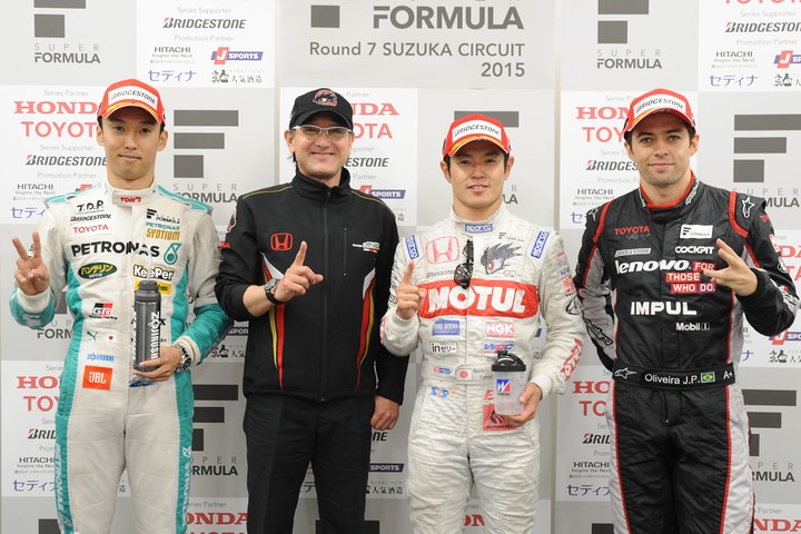 レース2決勝フォトセッション: トップ3と優勝チーム監督