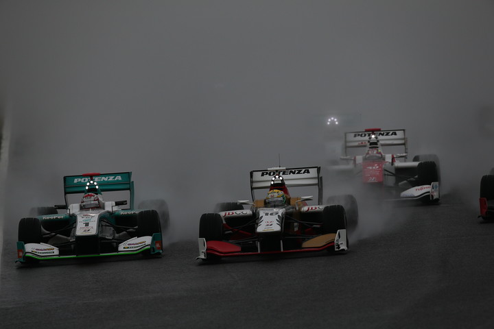 決勝レース2: ポールスタートの山本尚貴と予選4位・中嶋一貴の1コーナーでのトップ争い