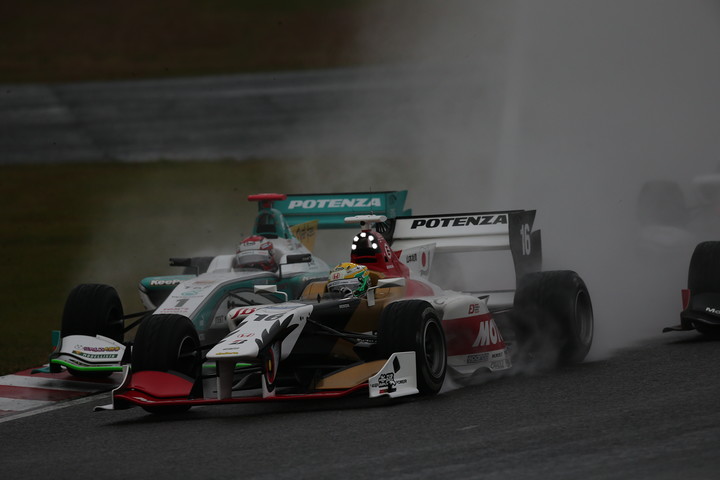 決勝レース2: ポールスタートの山本尚貴が中嶋一貴を押さえて1コーナーでトップに立つ