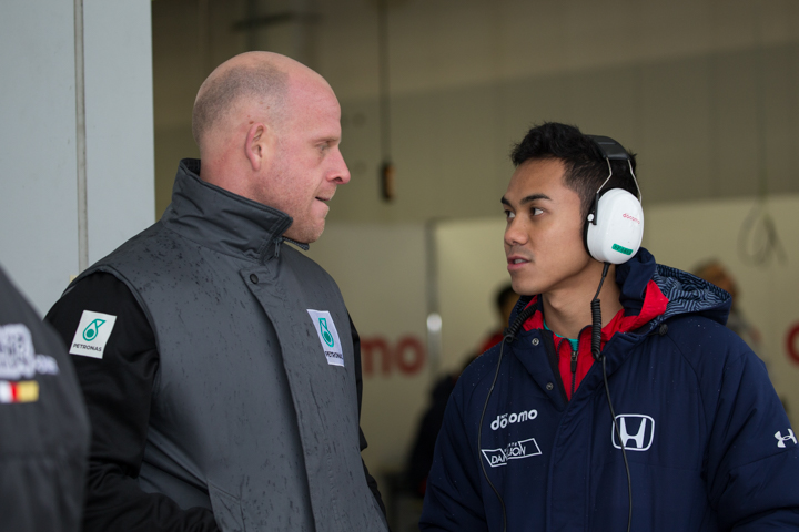 エンジンメーカー・ルーキードライバーテスト: DOCOMO TEAM DANDELION RACINGのスタッフ