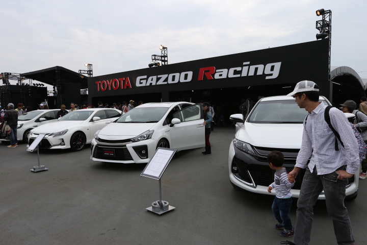 ガズーレーシングパーク: スタンド裏に並べられたトヨタ車