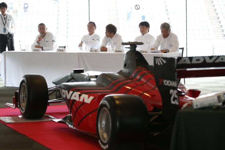 横浜タイヤ発表会: SFマシンを前に行われた