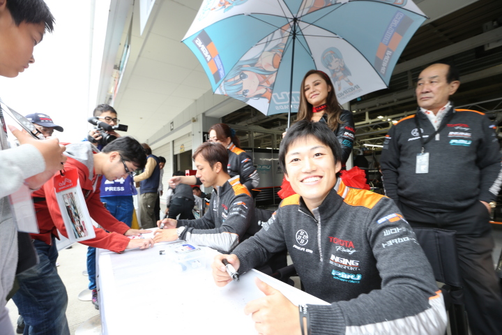 ピットウォーク: 国本雄資（P.MU/CERUMO・INGING）