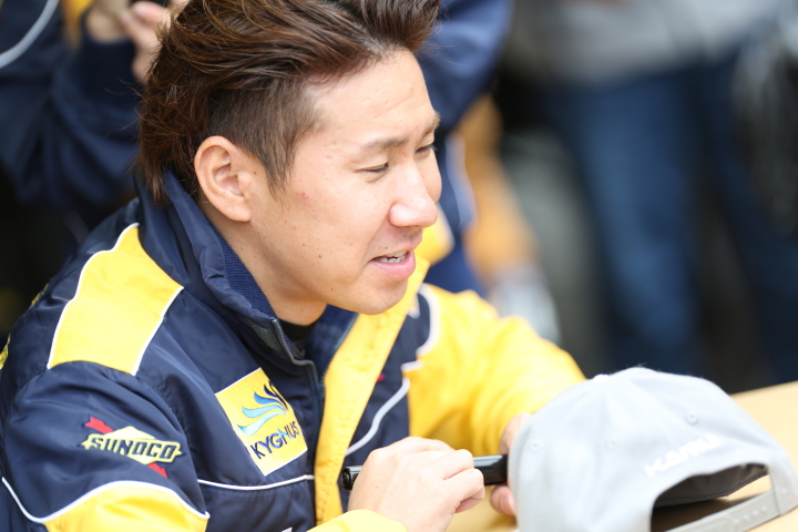 ピットウォーク: 小林可夢偉（KYGNUS SUNOCO Team LeMans）