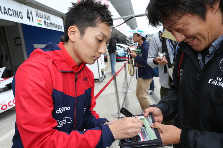 ピットウォーク: 野尻智紀（DOCOMO TEAM DANDELION RACING）