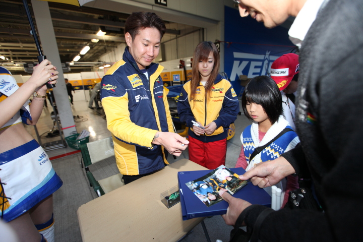 キッズピットウォーク: 小林可夢偉（Team KYGNUS SUNOCO SF14）