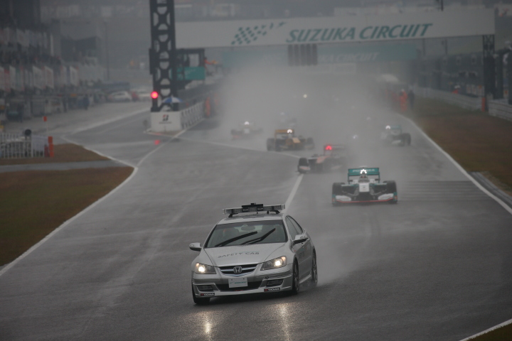 決勝レース1: 降雨のためSCスタートとなった