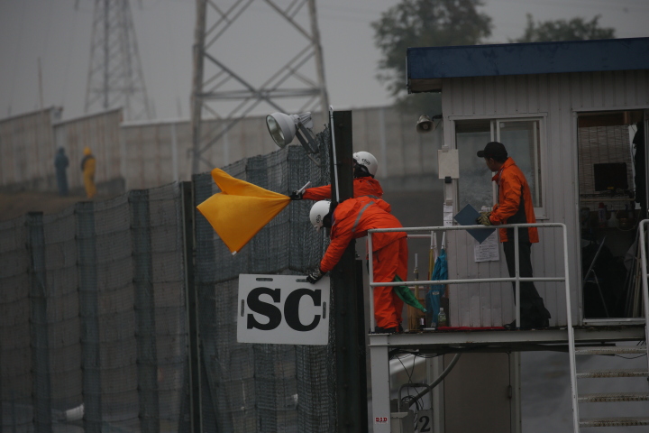 決勝レース1: 降雨のためSCスタートとなった