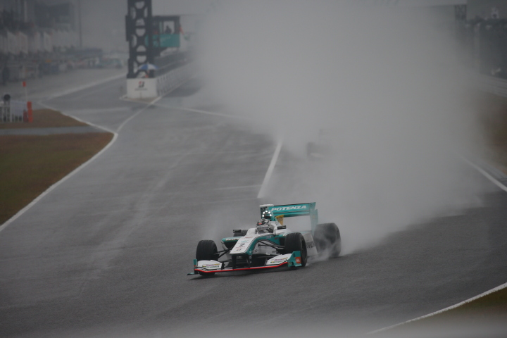 決勝レース1: アンドレ・ロッテラー（PETRONAS TOM’S SF14）