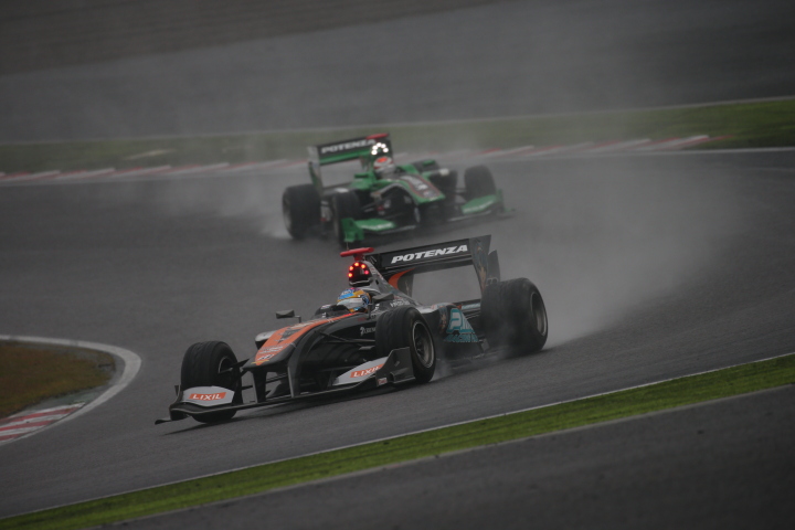 決勝レース1: 石浦宏明（P.MU/CERUMO・INGING SF14）