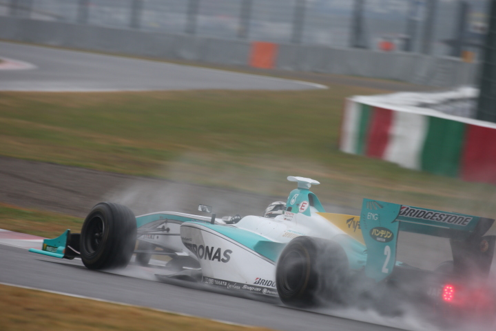 決勝レース1: アンドレ・ロッテラー（PETRONAS TOM’S SF14）