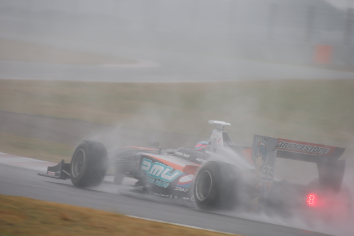 決勝レース1: 国本雄資（P.MU/CERUMO・INGING SF14）